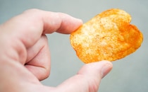 やみつき注意！コンソメポテトチップスが期間限定で激ウマに！