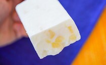 「まとめ買いした」「普通のよりおいしい」国民的アイスに記念商品登場