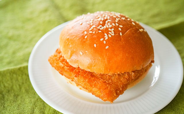 【高評価】絶賛されるセブンの203円バーガーがウマすぎる！