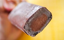 「濃厚でおいしい」セブン新作アイスは3層仕立てで贅沢味に！