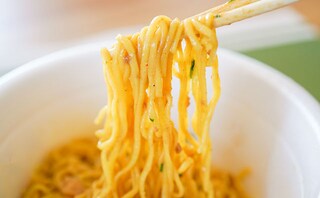 味噌の人気店同士がコラボ！インパクト抜群のカップ麺が全国発売に