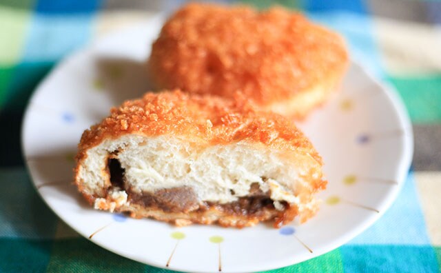 中にステーキ!? ローソンのカレーパンが本気すぎてちょっと引いた…