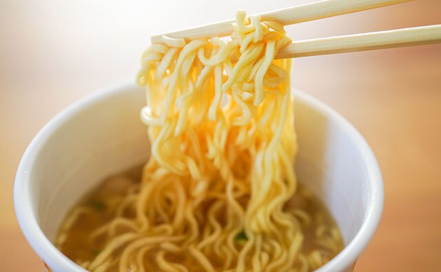 塩と醤油で1位!有名店同士のコラボカップ麺が登場!