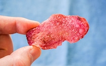 買えるのはファミマだけ！真っ赤なポテトチップスが意外とウマい！