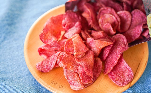 買えるのはファミマだけ！真っ赤なポテトチップスが意外とウマい！