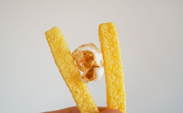 1袋で2つの味を楽しめる!新発売のスナック菓子は常備したいウマさ!