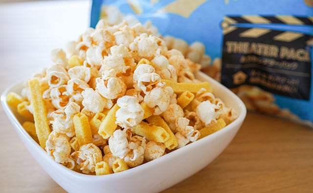 1袋で2つの味を楽しめる!新発売のスナック菓子は常備したいウマさ!