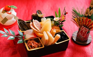 あわびが108円!? 毎年話題の「100円おせち」40種類を一気見！！