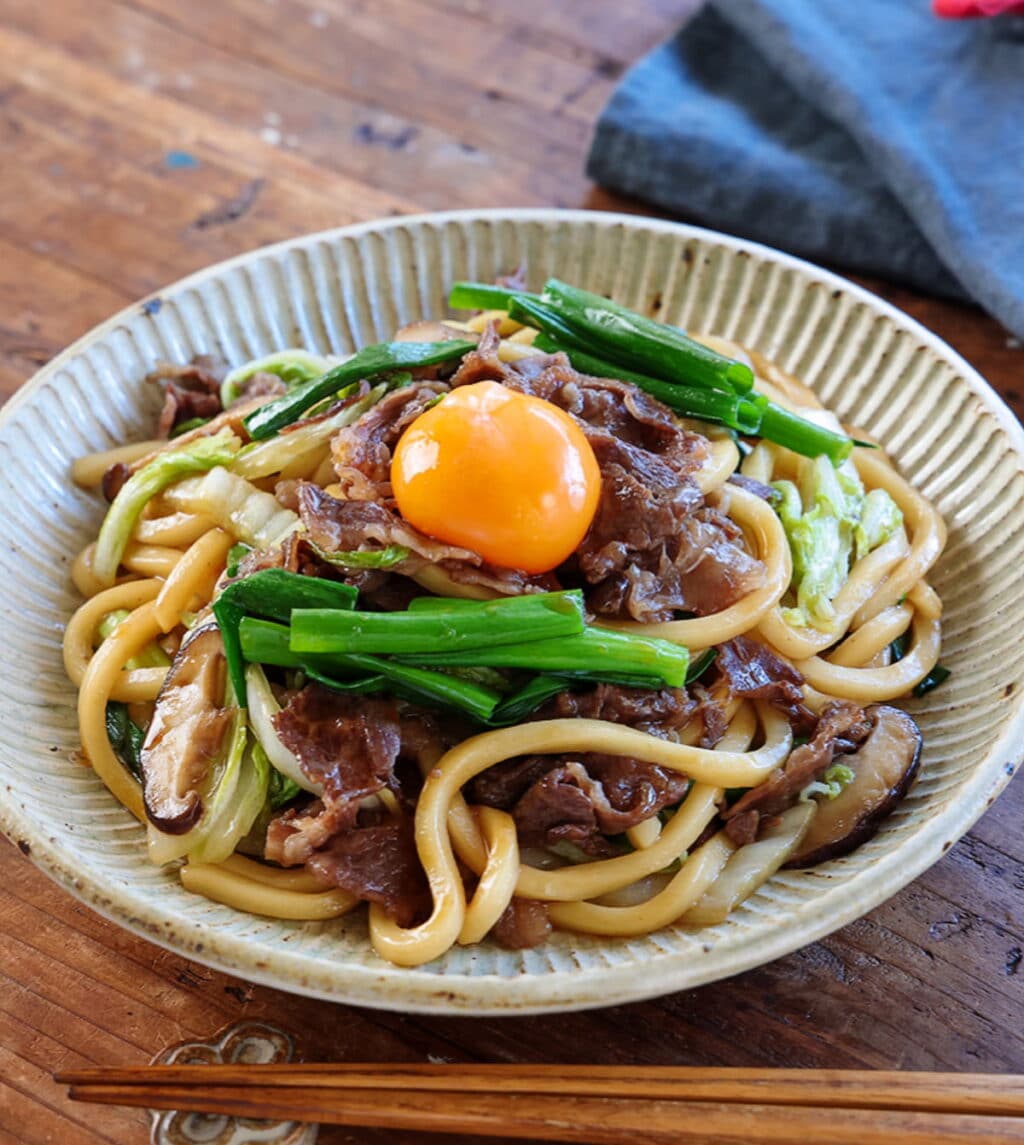 甘辛い味付けでお箸がすすむ！フライパンひとつで作る「すき焼きうどん」/Mizuki