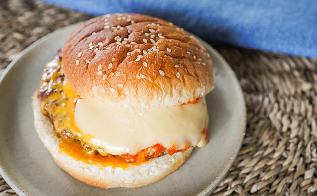 セブンのグルメバーガー、大量チーズに騙されないで！ちゃんとウマいです