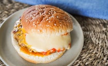 セブンのグルメバーガー、大量チーズに騙されないで！ちゃんとウマいです