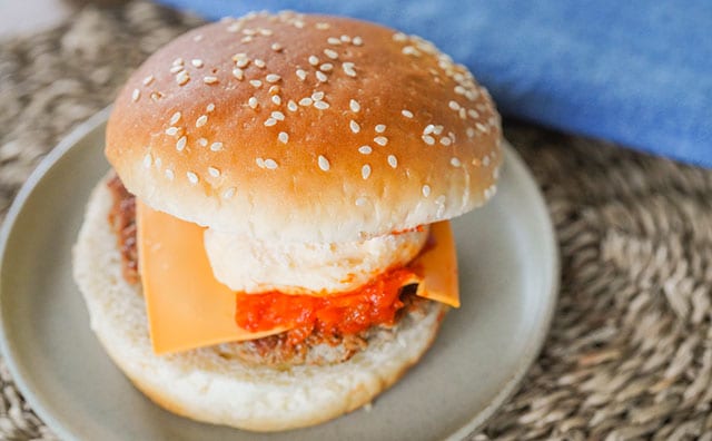 セブンのグルメバーガー、大量チーズに騙されないで！ちゃんとウマいです