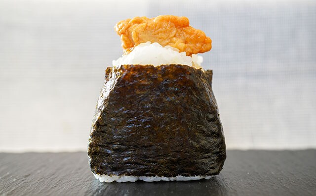 【セブン新商品】このおにぎり、かぶりつくとあの味がする!?