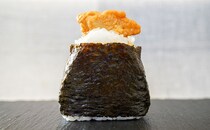 【セブン新商品】このおにぎり、かぶりつくとあの味がする!?