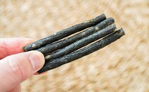 「木炭みたい」「普通にウマい」この黒い棒、ちゃんとおいしくて笑った