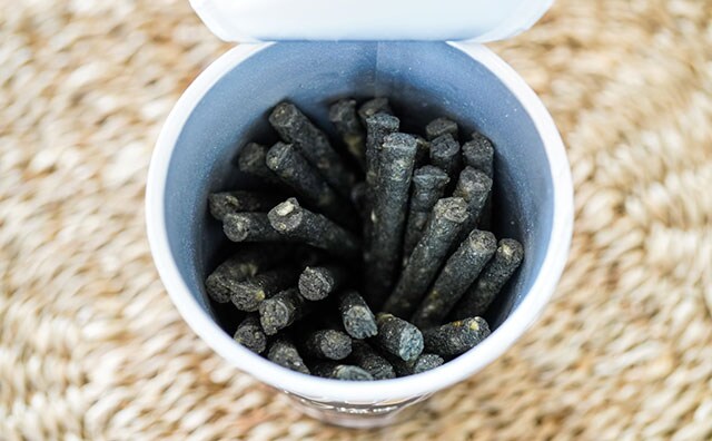 「木炭みたい」「普通にウマい」この黒い棒、ちゃんとおいしくて笑った