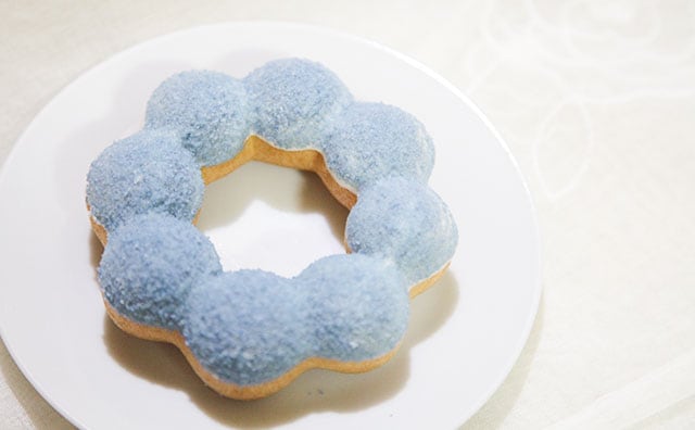 衝撃のビジュアル…!SNSも騒然の“青い”ドーナツが爆売れ中らしい!!