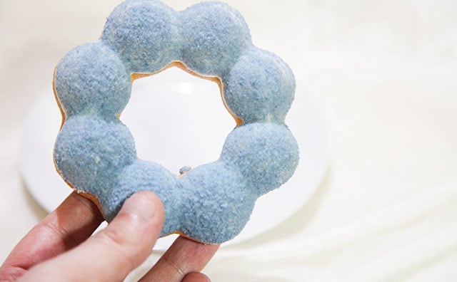 衝撃のビジュアル…!SNSも騒然の“青い”ドーナツが爆売れ中らしい!!