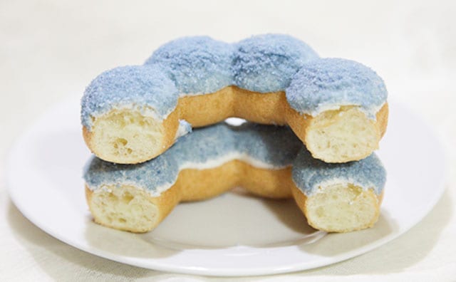 衝撃のビジュアル…!SNSも騒然の“青い”ドーナツが爆売れ中らしい!!