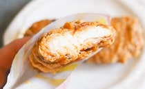 「クセになる」「毎日食べてる」ファミマの超人気チキンに新作が出たぞ！！