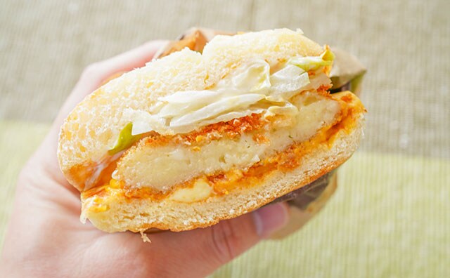 食べごたえのある新作バーガーはあふれ出るチーズソースが最高！