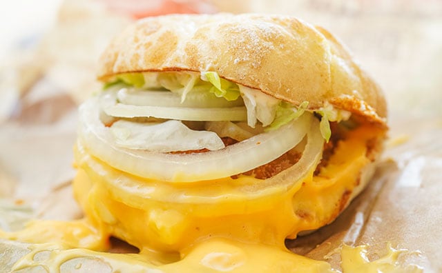 食べごたえのある新作バーガーはあふれ出るチーズソースが最高！