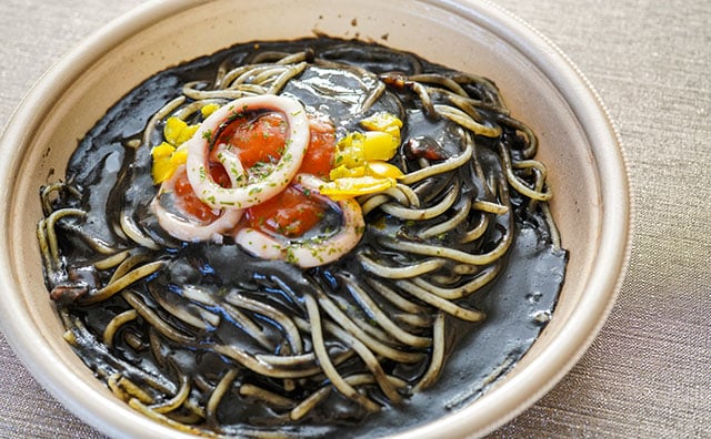 ネーミングやばっ!セブンに「漆黒」の麺が降臨