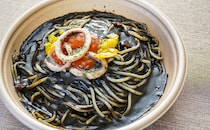 ネーミングやばっ！セブンに「漆黒」の麺が降臨