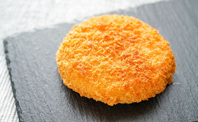 ファミマなら216円で激ウマのグラタンコロッケバーガーを作れる!