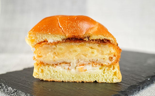 ファミマなら216円で激ウマのグラタンコロッケバーガーを作れる!