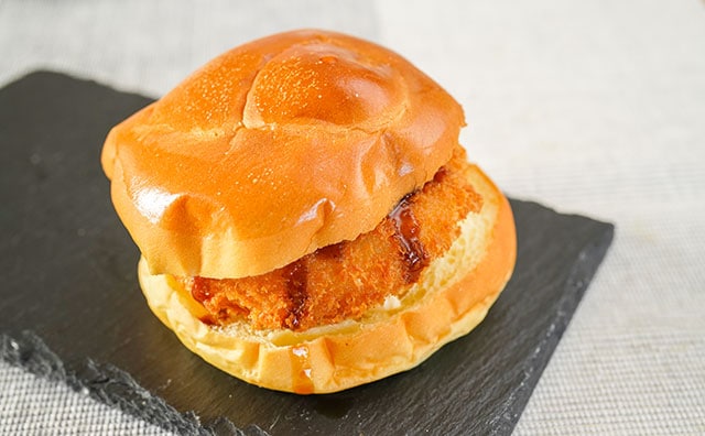 ファミマなら216円で激ウマのグラタンコロッケバーガーを作れる!