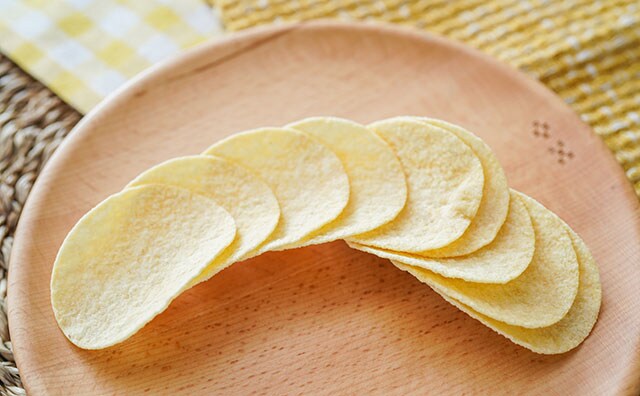 スナック菓子好き必見!新ポテトチップスの味はあの料理を再現!