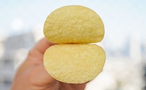 スナック菓子好き必見！新ポテトチップスの味はあの料理を再現！