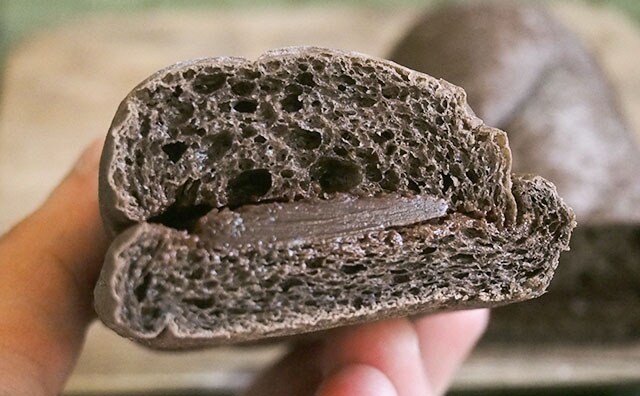 もっちり甘～い！ローソンの“黒いやつ”にハマりそう！