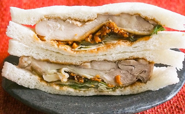 肉厚チキンがたまらん…!ピリ辛がクセになるコラボサンドイッチとは?