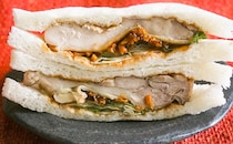 肉厚チキンがたまらん…！ピリ辛がクセになるコラボサンドイッチとは？