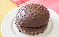 【セブン新商品】黒くて丸いコレの正体は？