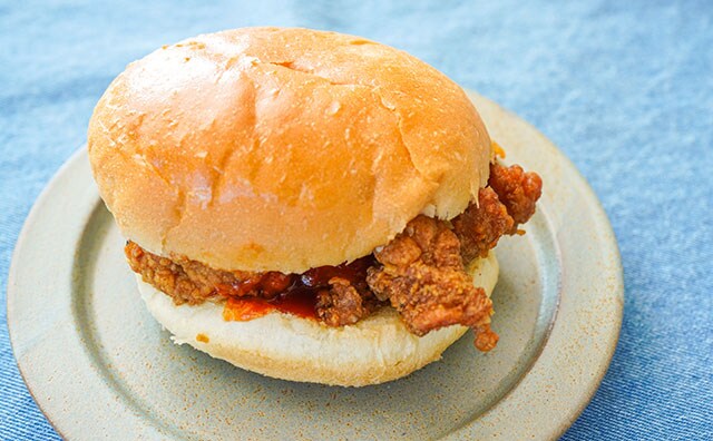 ファミマのバーガー、とにかく肉がデカイ！