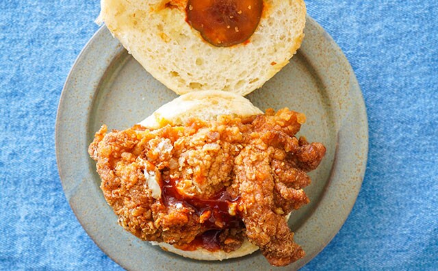 ファミマのバーガー、とにかく肉がデカイ！