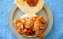 ファミマのバーガー、とにかく肉がデカイ！