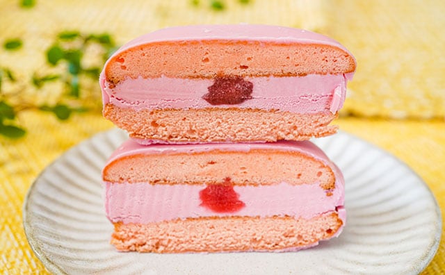 香りもめっちゃいちご！オールピンクのチョコパイアイスが最高すぎる