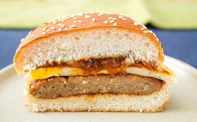 これはマックの「てりたま」？ いいえ、セブンの「デミたま」です