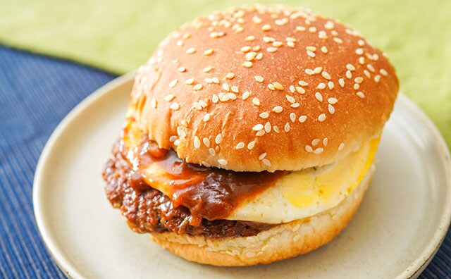 これはマックの「てりたま」？ いいえ、セブンの「デミたま」です