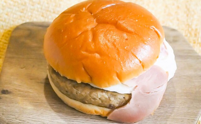 黄身がとろ～りあふれ出る!? ローソンの新作バーガーでひとりランチを満喫！！