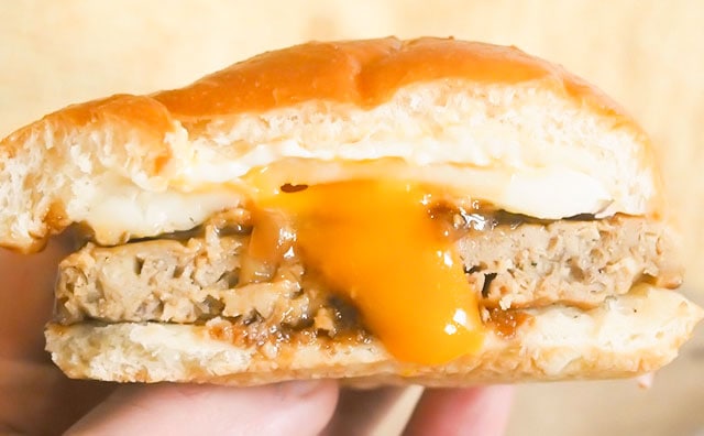 黄身がとろ～りあふれ出る!? ローソンの新作バーガーでひとりランチを満喫！！