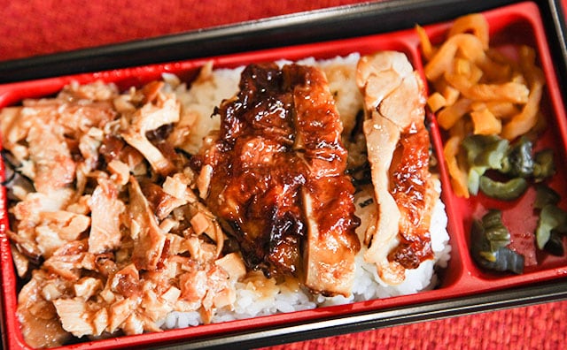 なんで今まで食べなかったんだ…ローソンの関東限定「鶏めし重」がうますぎた!