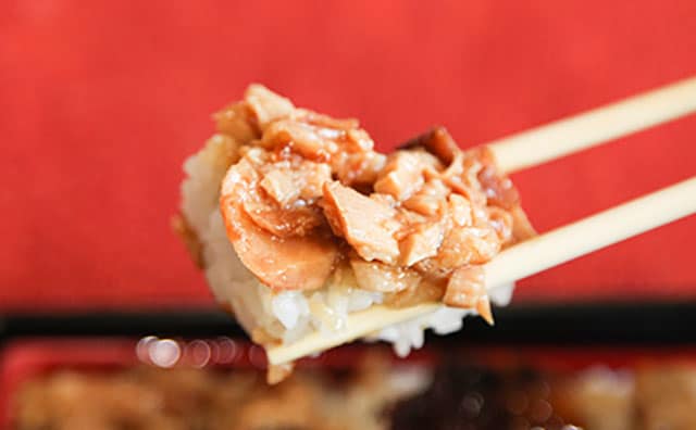 なんで今まで食べなかったんだ…ローソンの関東限定「鶏めし重」がうますぎた!