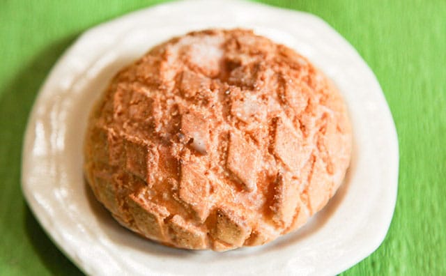 メロンパン?シュークリーム?「おいしい」と話題のローソン新商品の正体は…