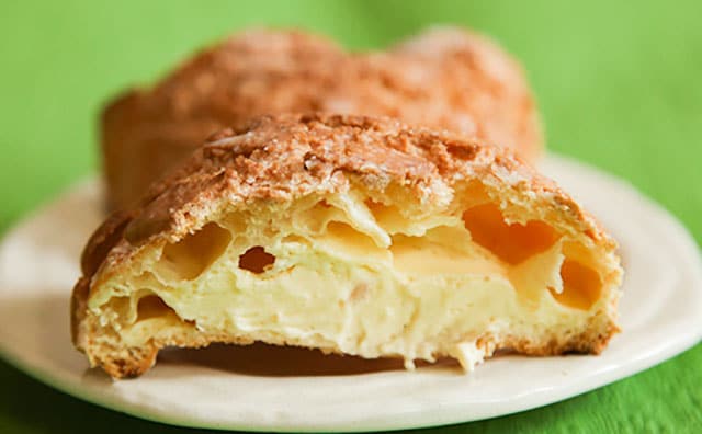 メロンパン?シュークリーム?「おいしい」と話題のローソン新商品の正体は…