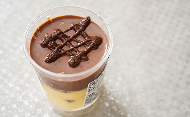 【セブン×ピエール・エルメ】ちょっと待って!バニラブリュレの中に何か入ってる